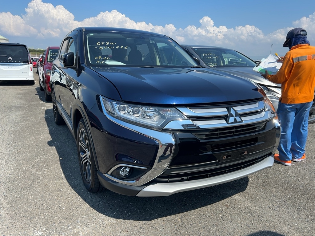 2017 Outlander 4wd 24G 7 Seater